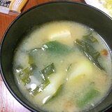 木綿豆腐でなめことわかめと長ネギの味噌汁